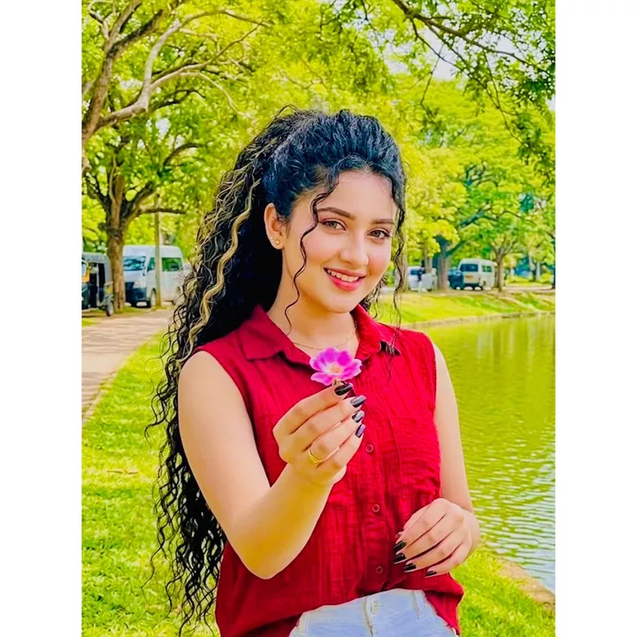 @queen_curly_girl369
