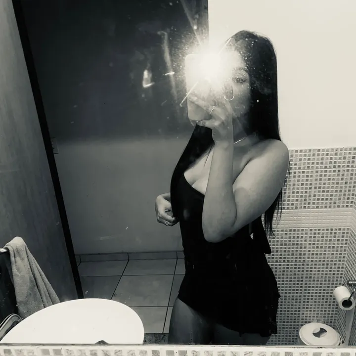 @larazy._