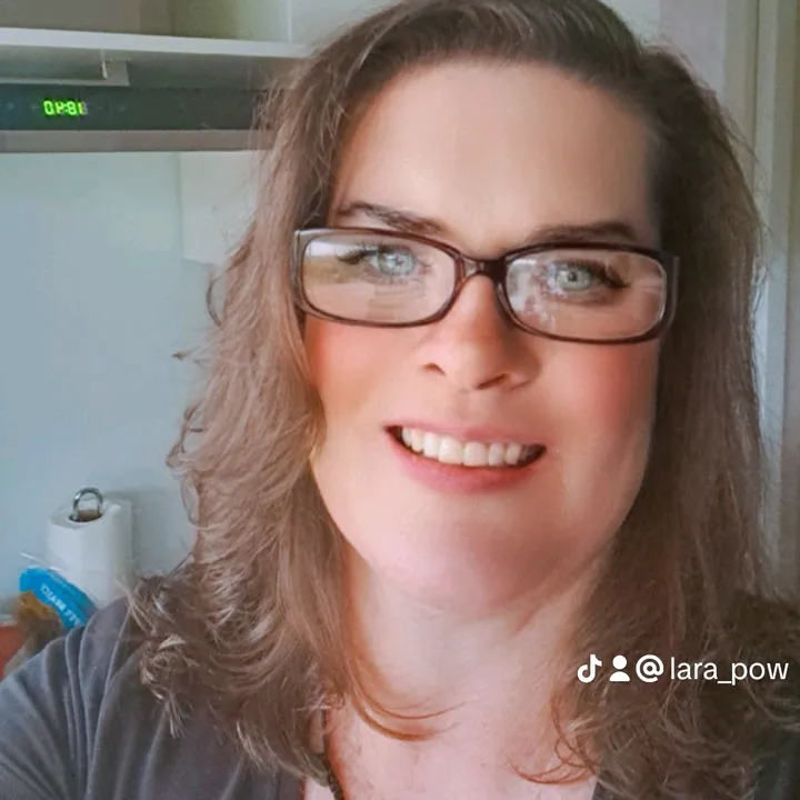 lara_pow
