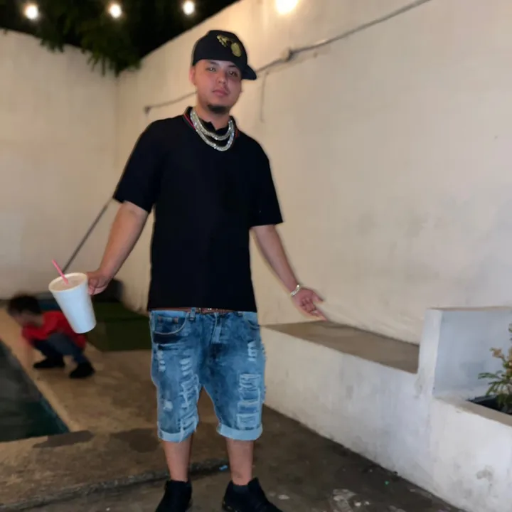 @deluxeaguilar
