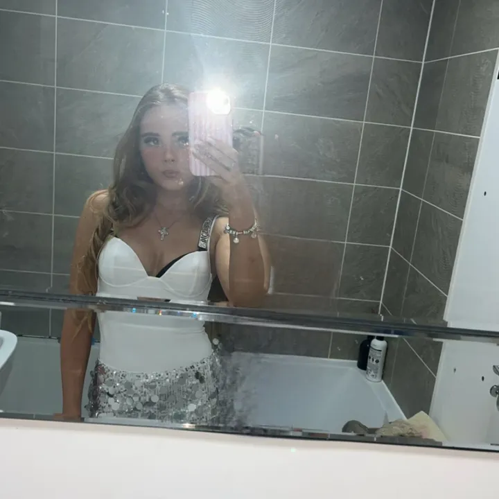 bellahandley0