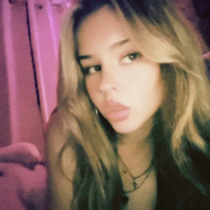 @violet_thompson