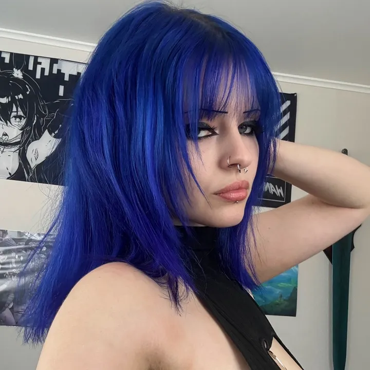 bluehairgothgrl