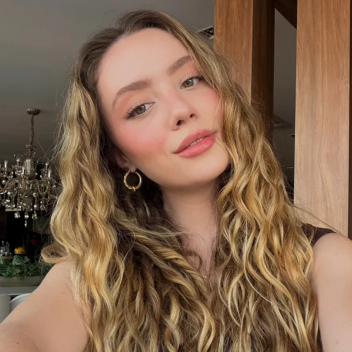@liviaschell