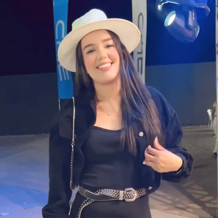 @laviniaa_gomees