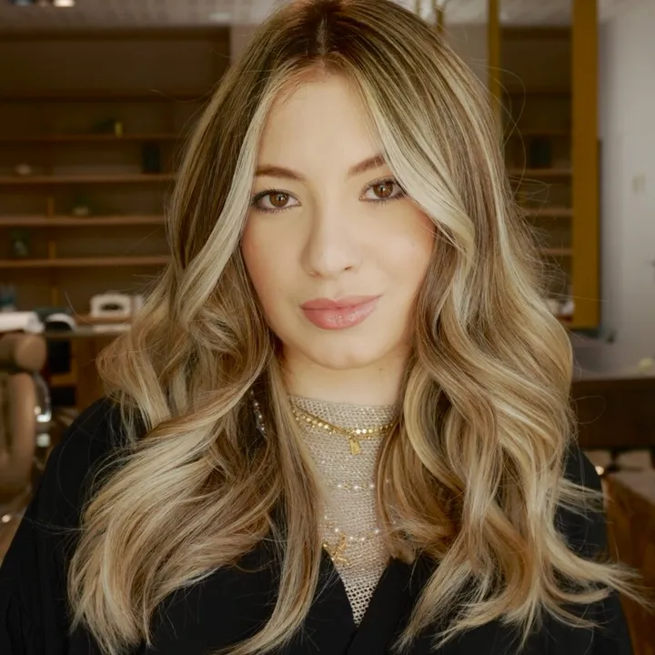@laurakonno