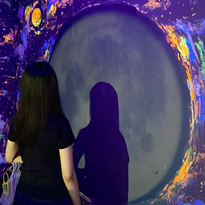 alicebehindyou
