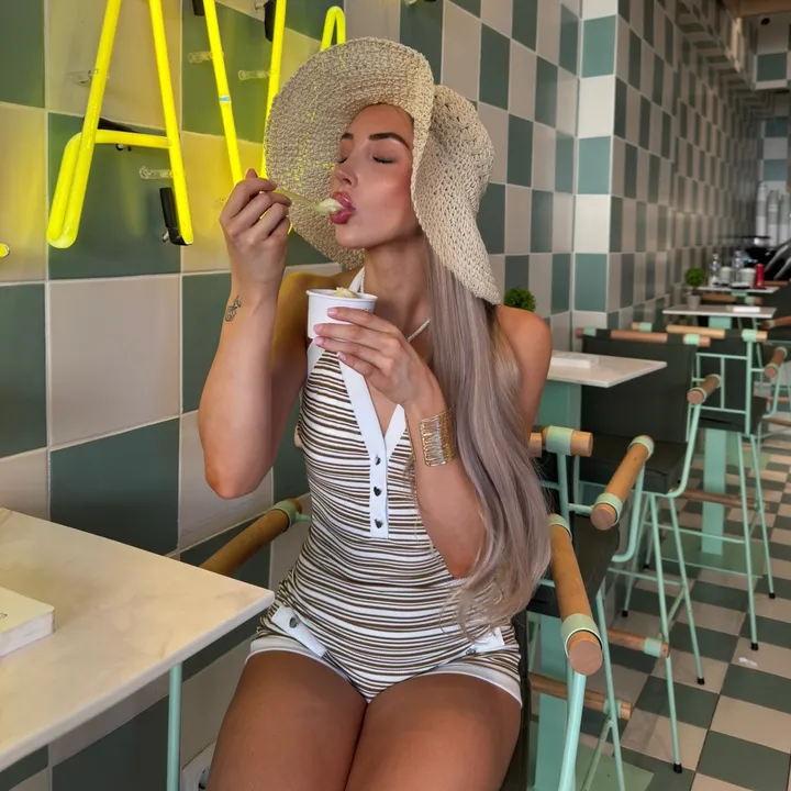 @rebecccalala