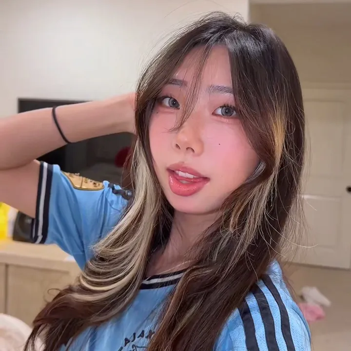 @adri_323_