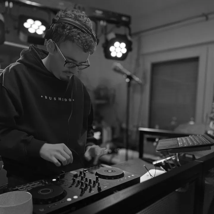 dom.hero04