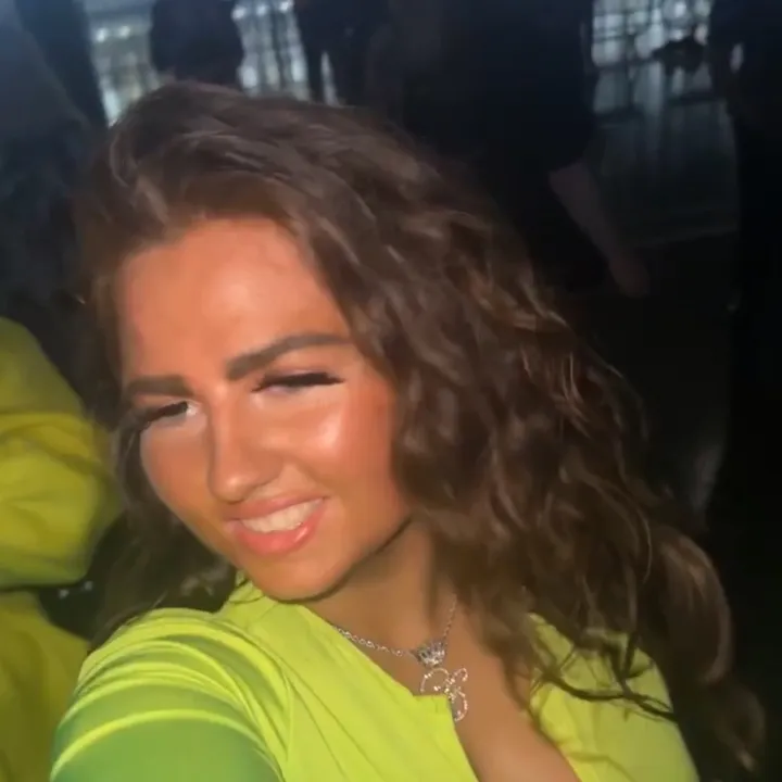 @shes_backkkx