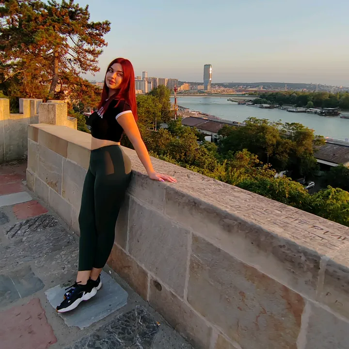@_laralara