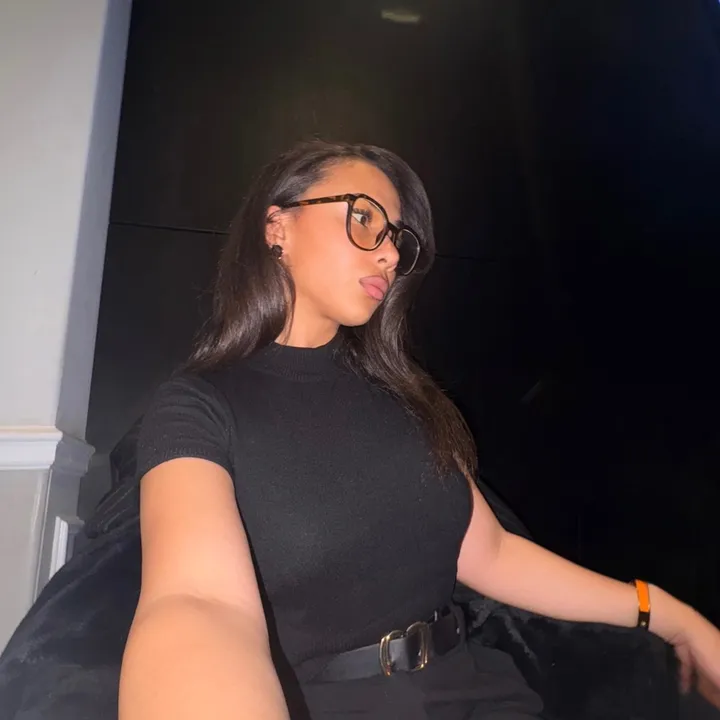 @noracurls
