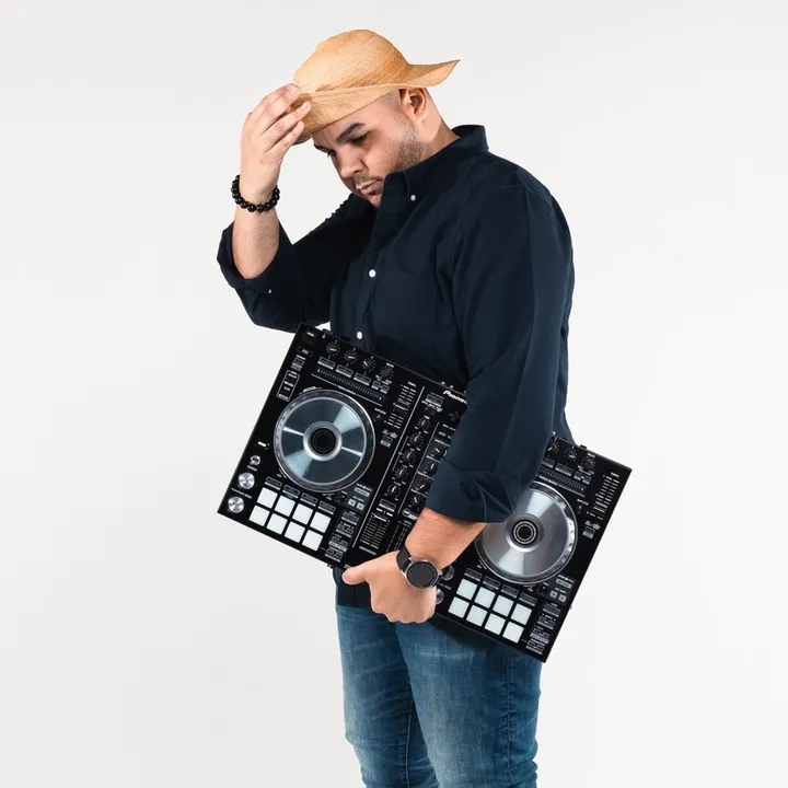 @djeliaspanama