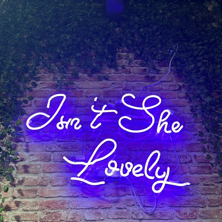 isntshelovelywedding