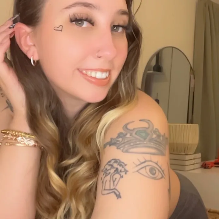ali_christine__