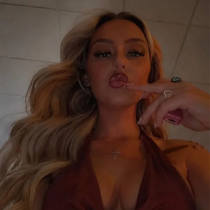 @caitlin_larkinx
