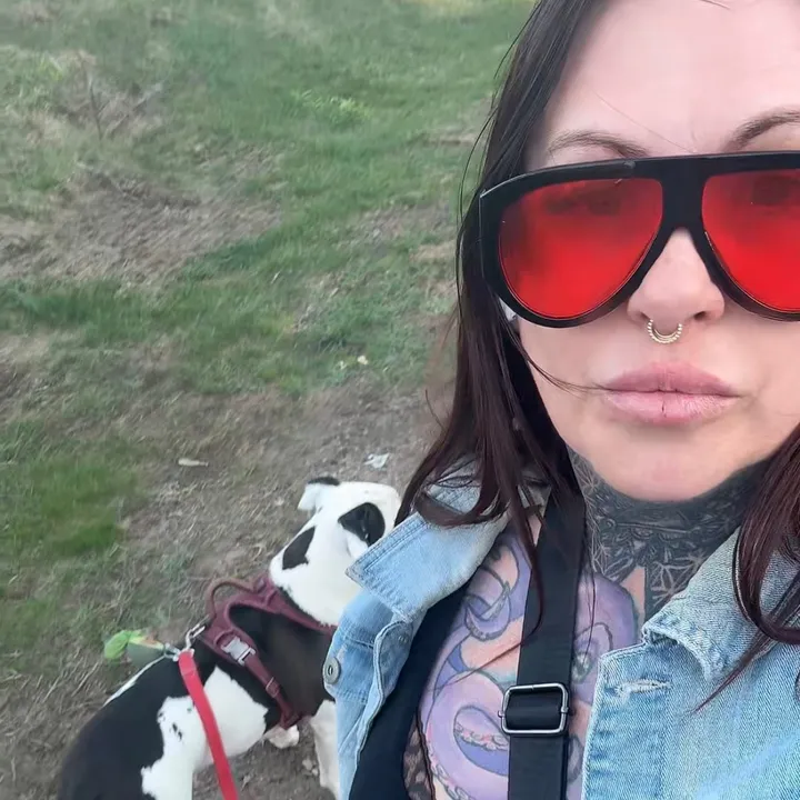 @notyouraveragelookingmom