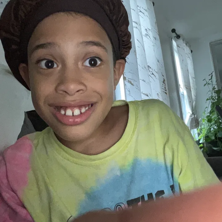 @itsmikelara