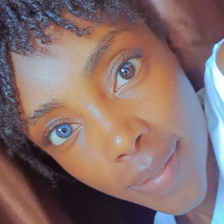 nana_with_heterochromia