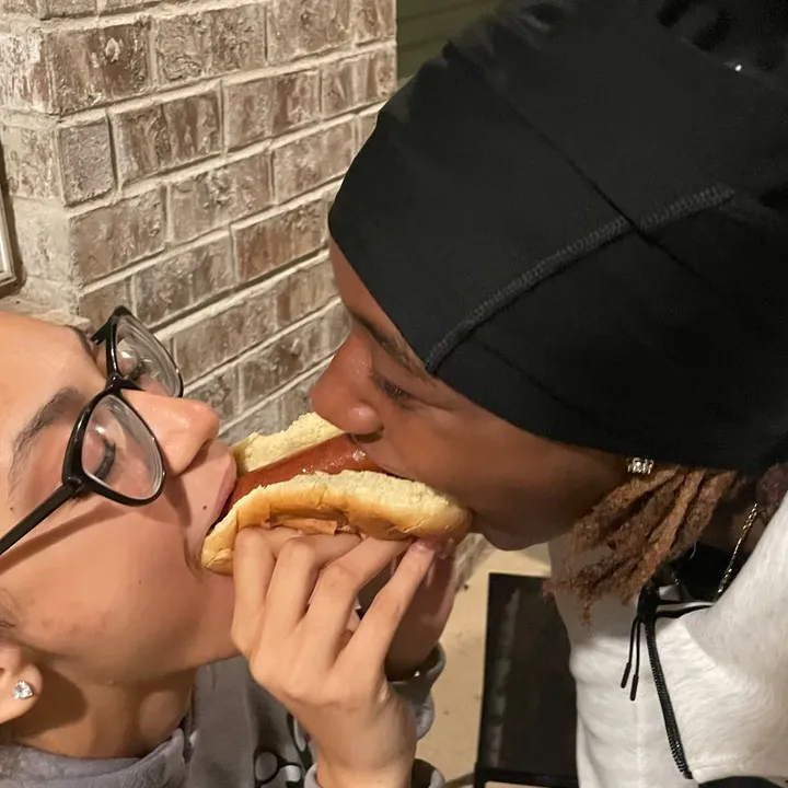 @sumlighskinwitglasses