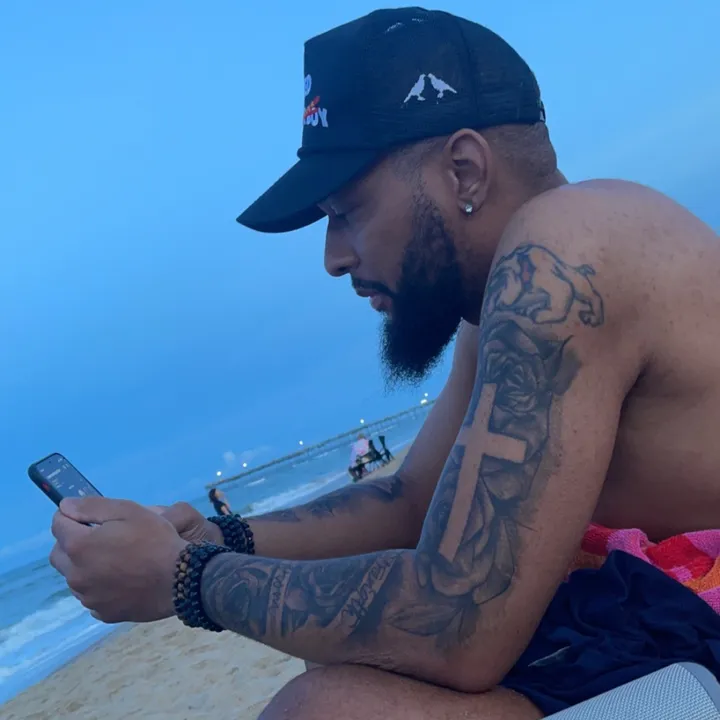 @guynextdoor__