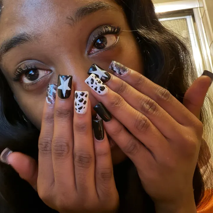 @adoremonni