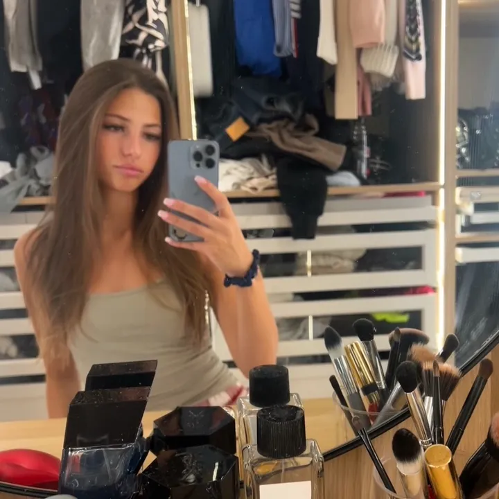 @bellaapetrova