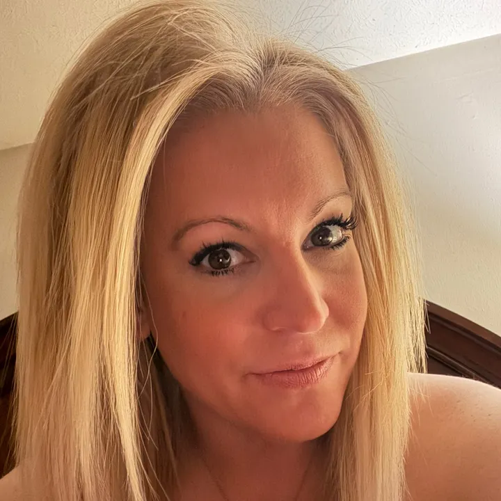 blonde_savage83