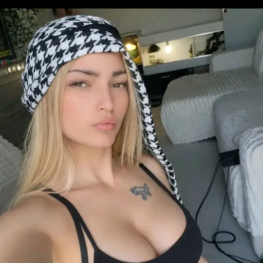 @monialamia
