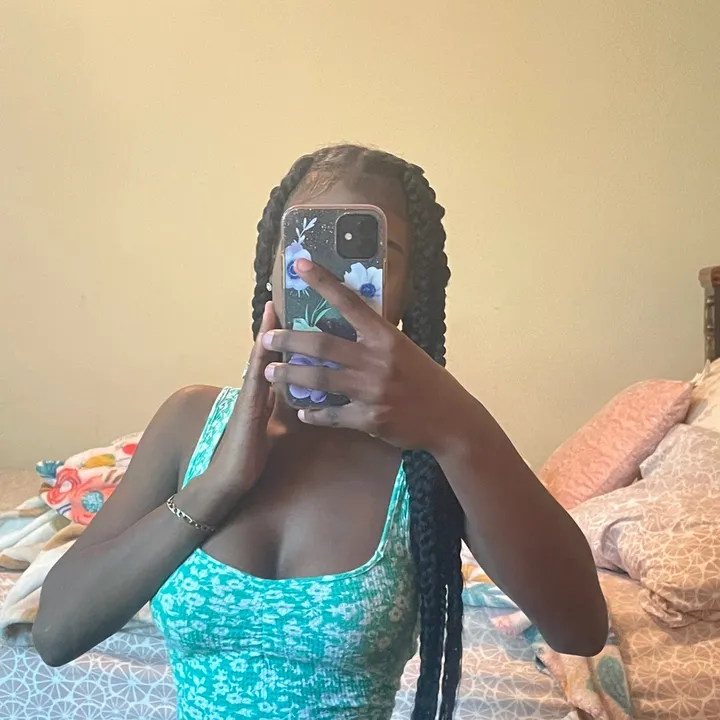@deshonaee