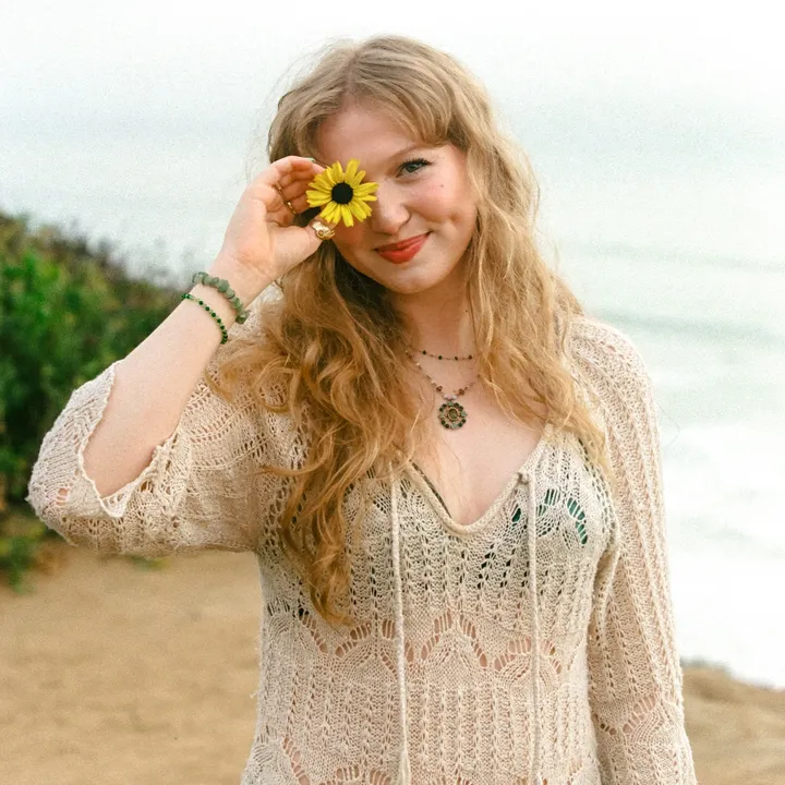 @abigailzoelewis