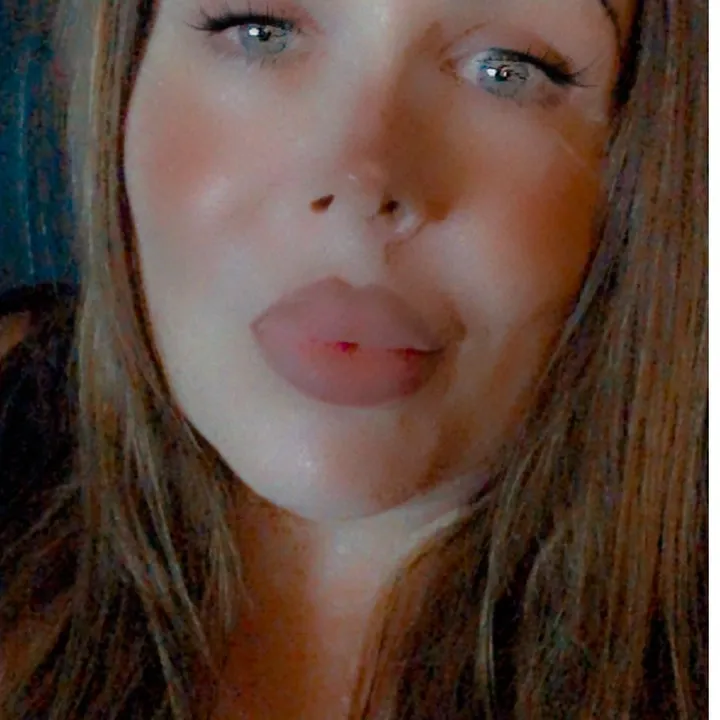 @carolinebasi_