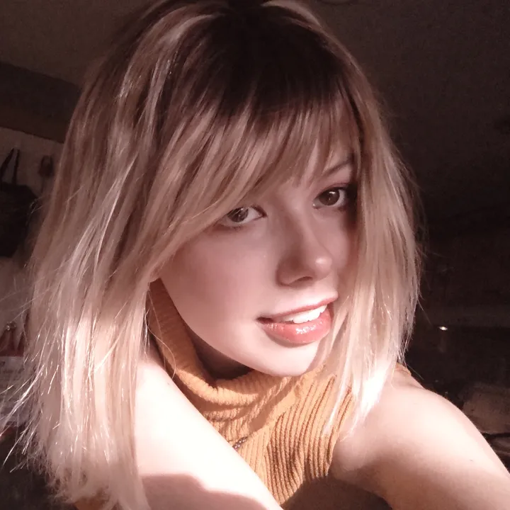 @elvie_cos__