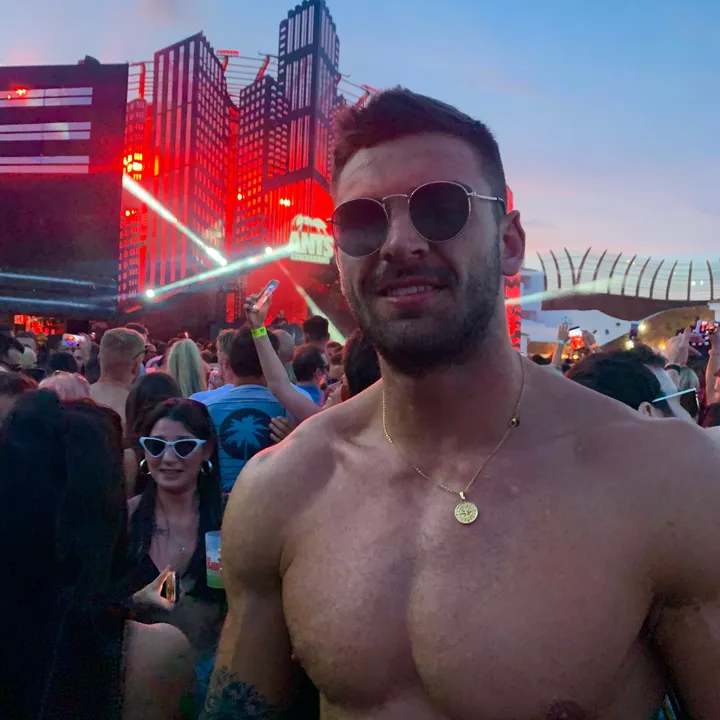 @adamcollard_