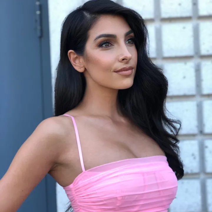 @annanooshin
