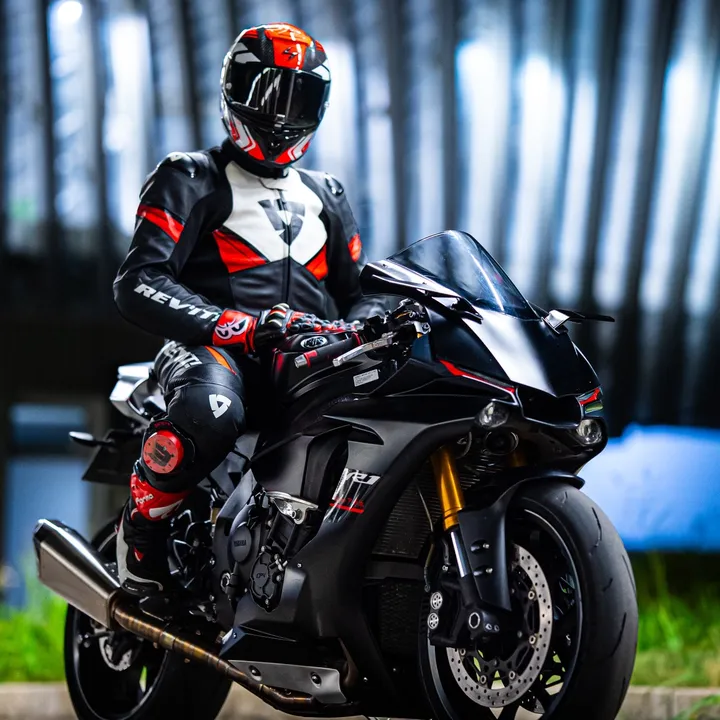 r1.red.eyes