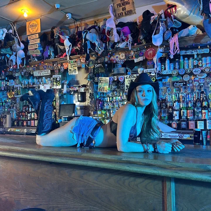 @alrightarianna