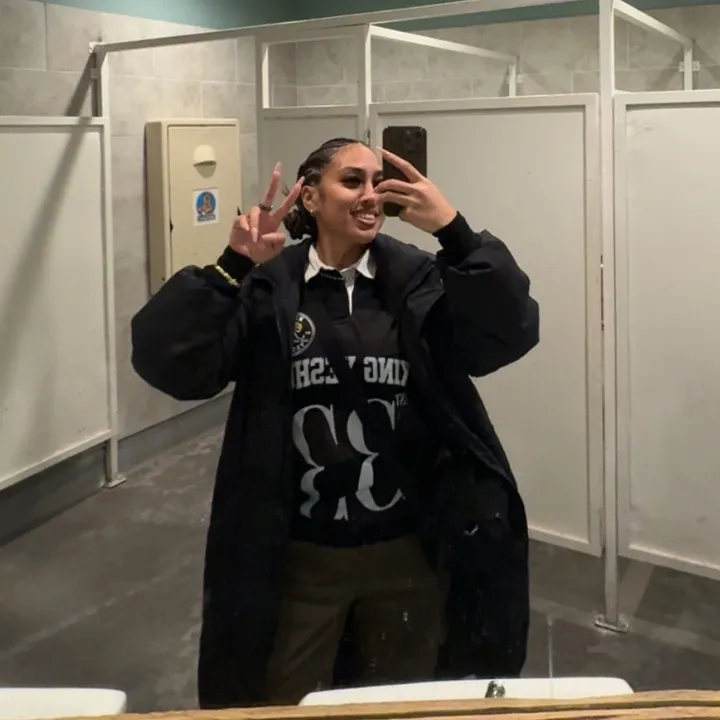 @chloetealeoni_