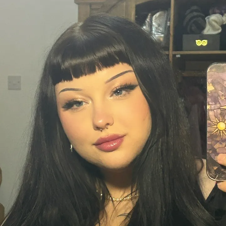 @unholyhollyy