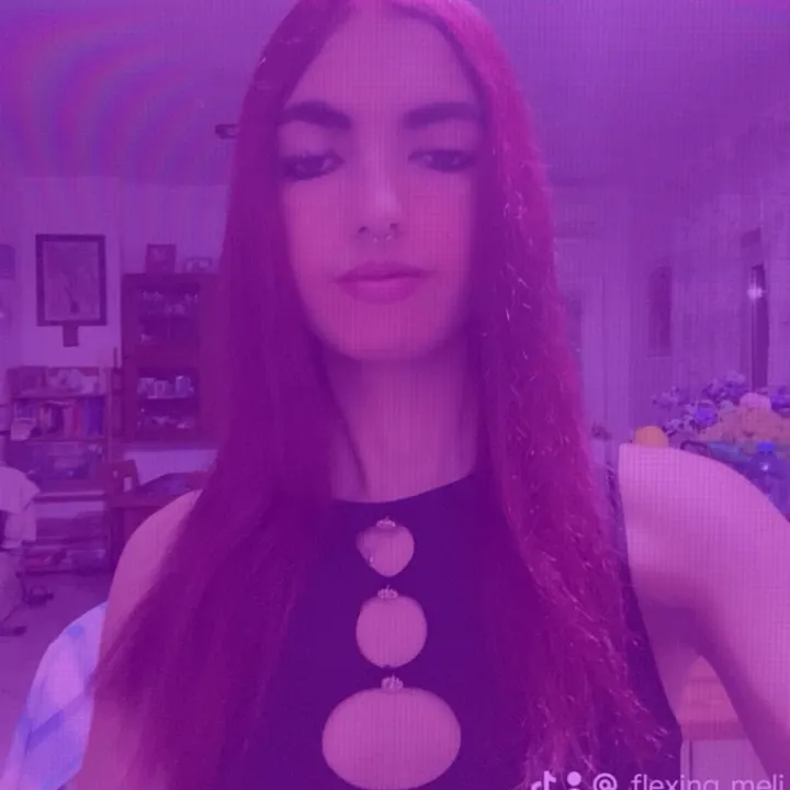 _flexing_meli_