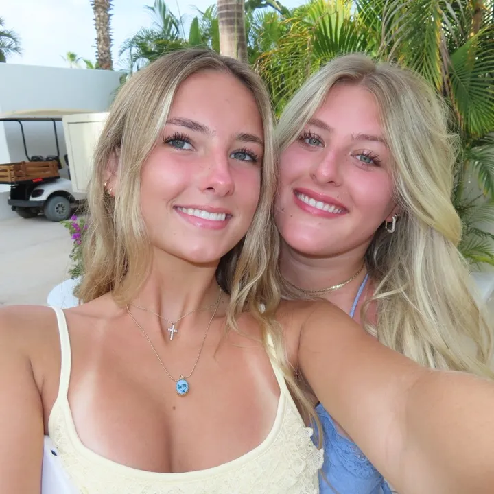 @elliehaslangerr