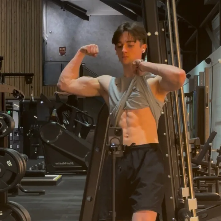 @skinny_guy_001
