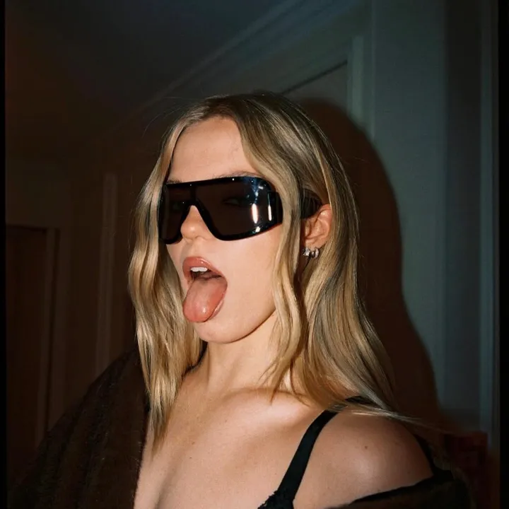 @izzieisdigitalanddivine