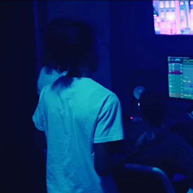𝑉𝟐 - LOOK.
