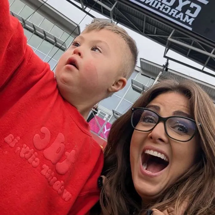 @theluckyfewmom