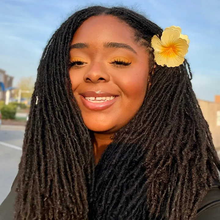 yellow.at.her