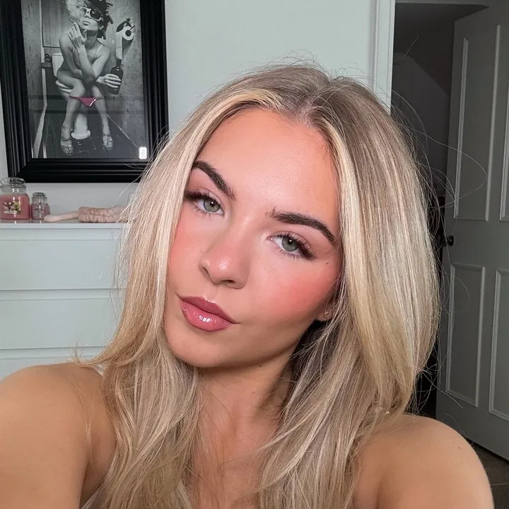 @evawoodberry