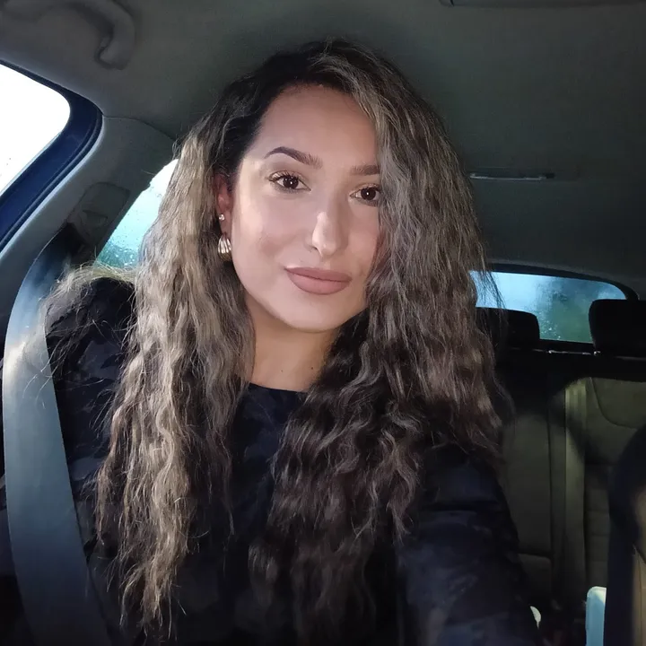 @adellaelena