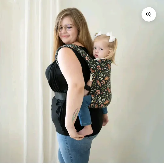 babywearing_lady